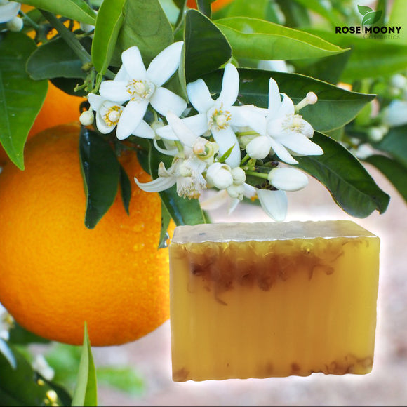 l’huile essentielle de fleur d’oranger (Néroli), aux vertus aphrodisiaques légendaires, améliore l’éclat cutané, rafraîchit puis apaise. Elle réveille, tonifie, et son pouvoir adoucissant rééquilibre les peaux sèches et matures pour plus d’éclat et de souplesse
